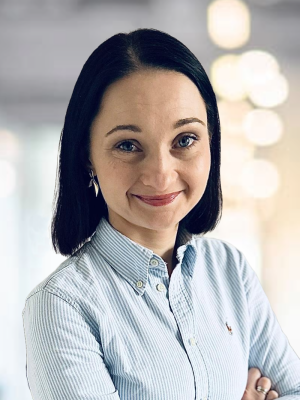 ANNA PIEKARSKALEAD ENGINEER Kilkanaście lat doświadczenia w branży budowlanej i fit-outach. W Pixel House odpowiada za organizację produkcji i montażu Twojego domu. Ponadto spełniona żona i mama.